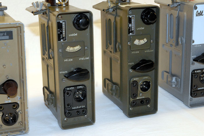 RF11 vlevo a RF11M/2 z první výrobní série. V pozdějším výrobním provedení měla stupnice žlutou barvu, což značně usnadňovalo rozlišení mezi RF11 a RF11M2 radiostanice spojení ČSLA
