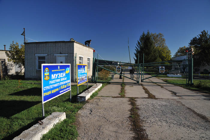 Budovu vrátnice zdobí charakteristický obklad, který dobře známe z objektů postavených Sovětskou armádou na našem území.