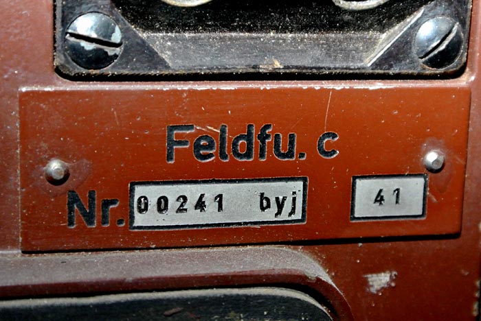 Pěchotní VKV radiostanice FeldFu. c, pod kódem "byj" se skrývala Strassfurter Rundfunk Gesselschaft G.m.b.H - závod Strassfurt.
