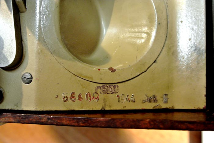 Polní telefonní přístroj vz.33 z roku 1944. Krycí kód výrobce "rsm" vyvedený nozovým razítkem se zatím nepodařilo identifikovat. Písmeny "Ark" byly označovány přístroje modifikované do "arktických podmínek" se zvýšenou odolností proti mrazu.