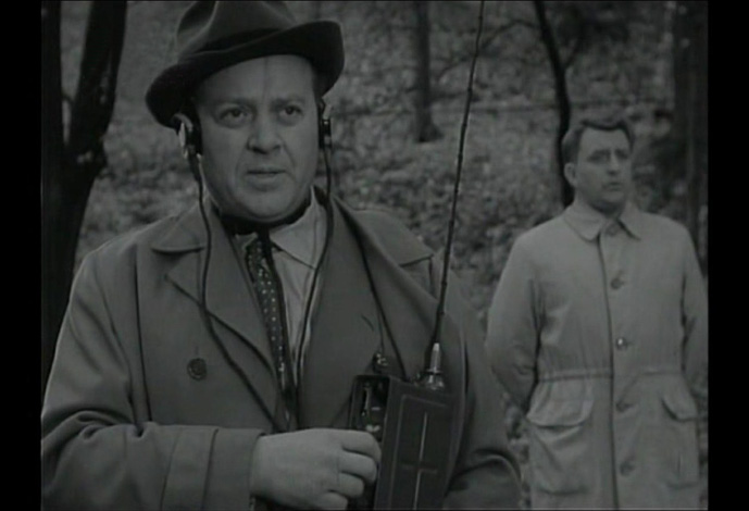 Nesmrtelný Karel Höger v roli kapitána Tůmy při obsluze radiostanice RF11 ve filmu „Kde alibi nestačí“ z roku 1961. radiostanice spojení ČSLA SNB