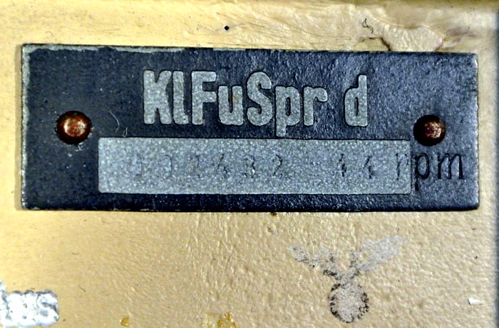 Na svou dobu miniaturní radiostanice KlFuSpr d. Krycí kód výrobce "rpm" se zatím nepodařilo identifikovat. Pískově žlutá barva přístroje nemá nic společného s "Africkým sborem", ale naopak svědčí o tom, že přístroj byl vyroben v letech 1944-45. Rok výroby je ostatně uveden na štítku.