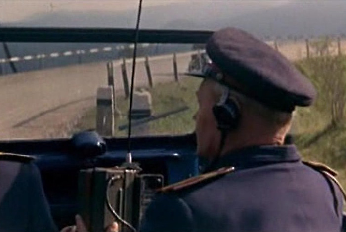 RF11 na palubě bojového vozidla Škoda Tudor a klíně orgána VB ve filmu "Smrt v sedle" z roku 1959. radiostanice spojení ČSLA SNB