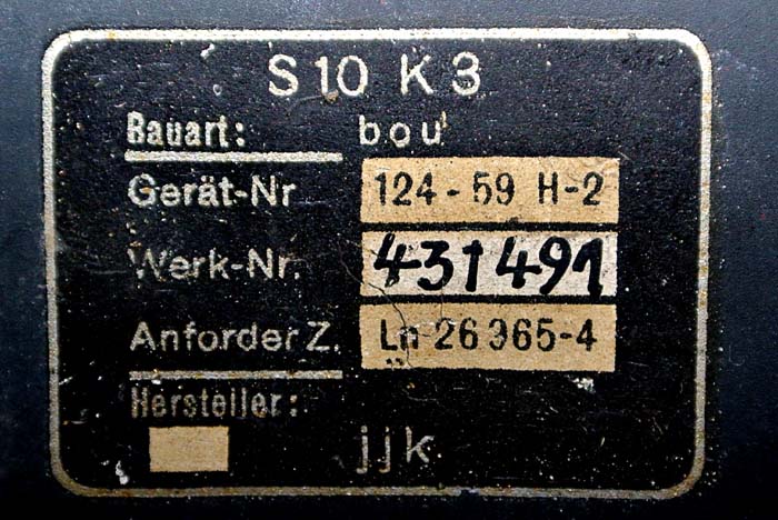 Varianta vysílače S10K3 ze soupravy FuG. X. Konstrukce Telefunken (bou.), výrobce C.S. Reich (jjk) - Schweina/Türingen. Výrobní štítek mohl mít v pozdějších letech i podobu obtisku, neboli vodolepky.