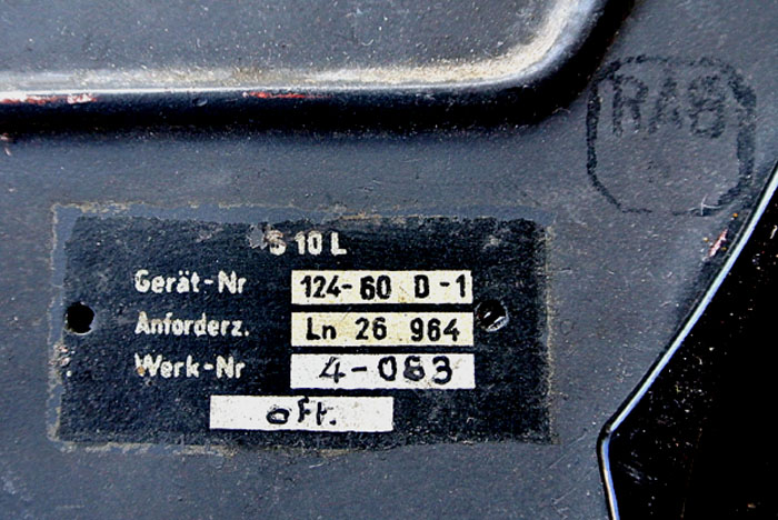 Vysílač S10L ze soupravy FuG. X. Krycí kód "oft" patřil firmě Standart Elektriztäts A.G. v Budapešti. Zajímavé je nízké výrobní číslo ve spojení s otvory pro nýty hliníkového výrobního štítku, který už v době sestavení přístroje nebyl k dispozici a nahradila jej vodolepka.