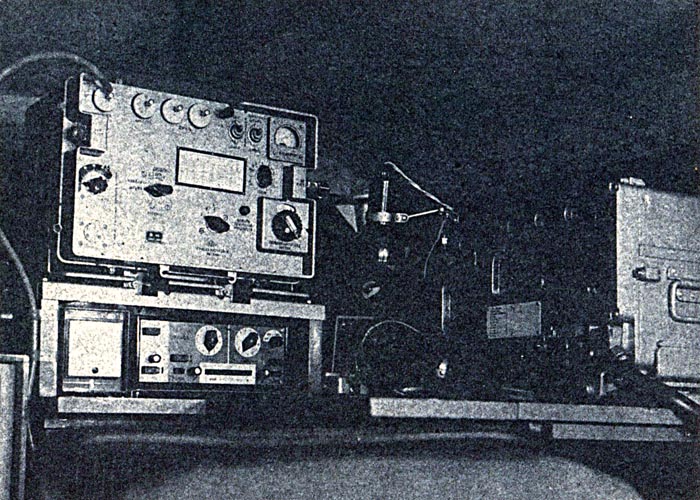 Pracoviště radisty - ovládací skříňka VXN 110 a KV anténní díl vlevo, KV radiostanice R130 vpravo Výstřel ARO M461 radiovůz SNB