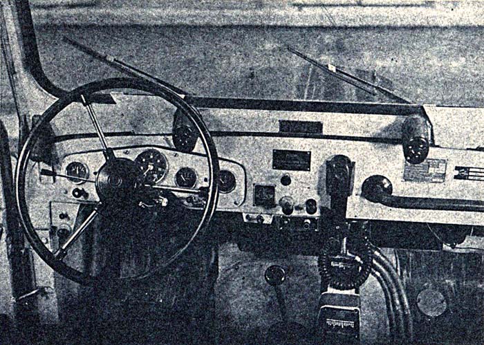 Kabina řidiče s mikrotelefonem VKV radiostanice VXN 110 a polním telefonem TP25 Výstřel ARO M461 radiovůz SNB