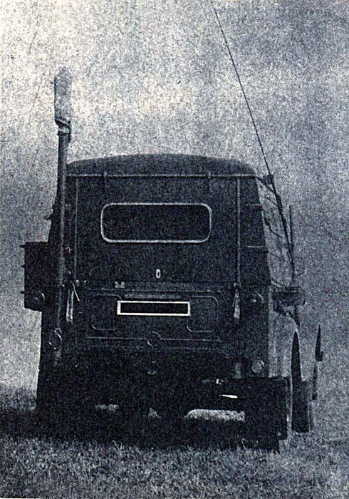 Pohled na ARO M461 Výstřel zezadu - dobře je patrný 10m teleskopický stožár a tyčová anténa KV radiostanice Výstřel ARO M461 radiovůz SNB