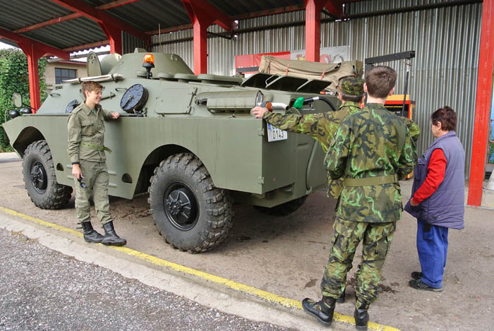 Doplňování pohoných hmot. BRDM Zelená vlna