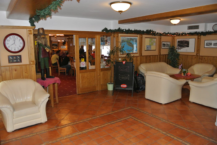 Pohled od recepce do prostoru restaurace. BRDM Zelená vlna Špindlerova bouda