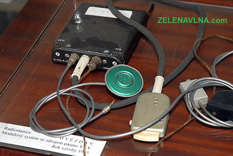 Radiostanice Hvězda 5 z roku 1965 ve sbírkách Muzeum policie ČR VB SNB Stb operativní spojení stanice