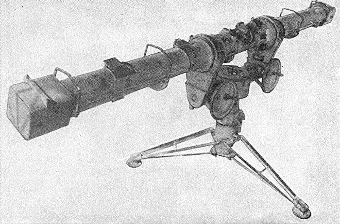Čtyřmetrová báze dálkoměru Em4mR40 bez dalekohledů 12x60. Jejich upínací destičky jsou ale dobře patrné. Carl Zeiss 12x60